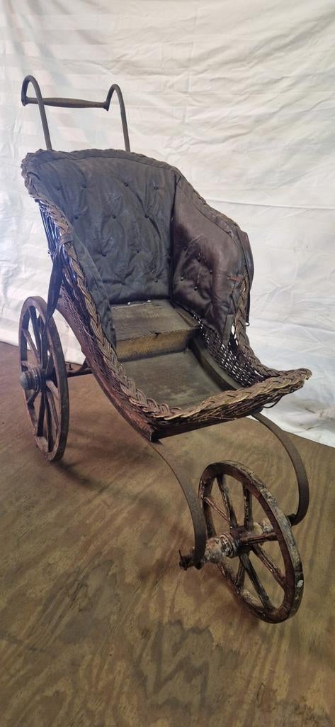Oude antieke kinderwagen met riet en houten wielen, Ophalen
