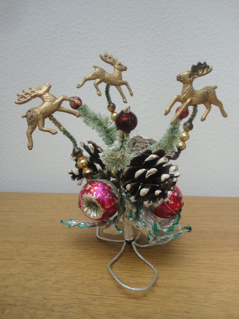 Mooi apart oud kerststuk ter decoratie 3 herten op standaard, Ophalen of Verzenden, Gebruikt