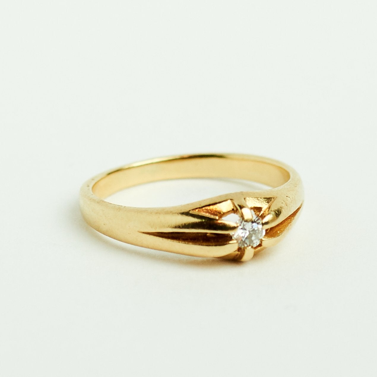 Vintage gouden ring met diamant goud 9 karaat, Ophalen of Verzenden, Zo goed als nieuw, 17 tot 18, Met edelsteen