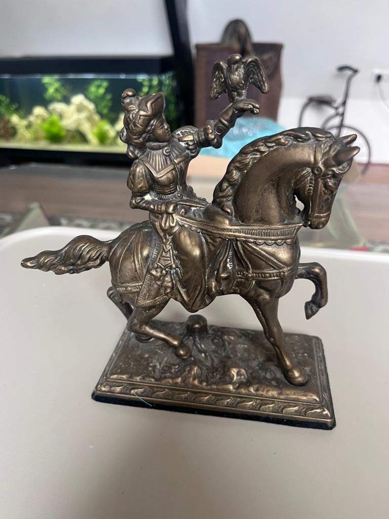 Brons beeld valkenier te paard, Ophalen