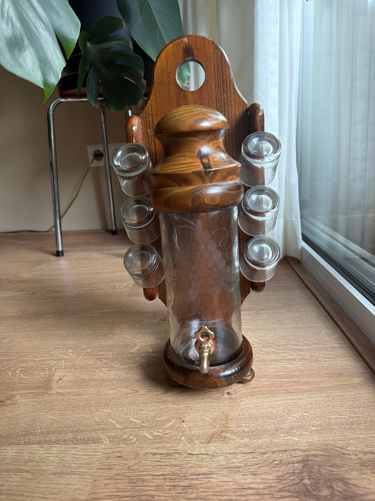Vintage drankdispenser met glaasjes - 40 cm hoog, Ophalen of Verzenden, Gebruikt, Hout, Vintage