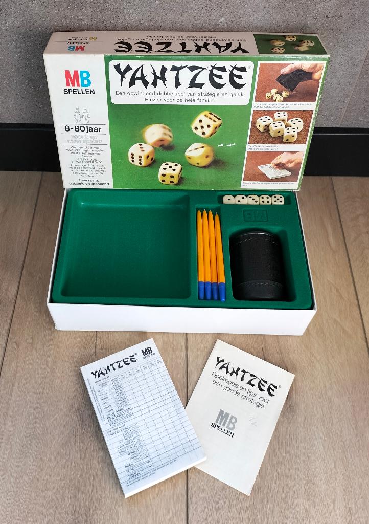 Yahtzee - spel van MB Spellen, Hobby en Vrije tijd, Gezelschapsspellen | Bordspellen, Vijf spelers of meer, Ophalen of Verzenden