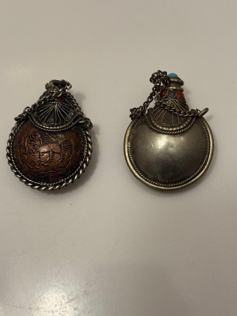 Oude Parfum flesjes (2x)  (leeg) Afm: (H) 4 cm, (B) 3,2 cm., Ophalen of Verzenden