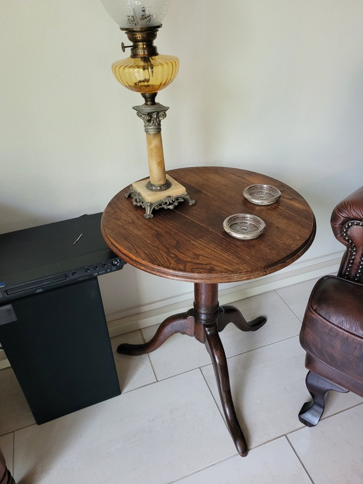 Antieke houten bijzettafel met driepoot, Ophalen