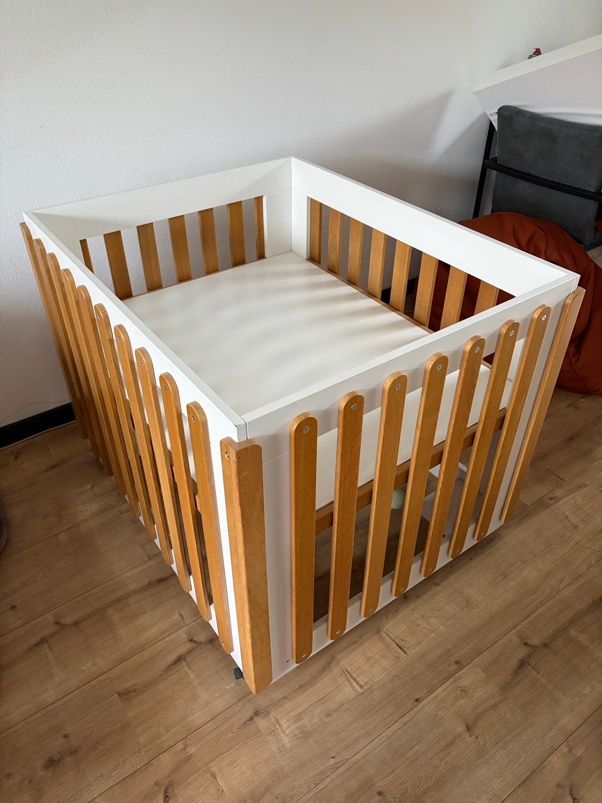 Box op wielen - Wit met houtkleurige spijlen, Kinderen en Baby's, Ophalen, Gebruikt, Vierkant, Wieltjes