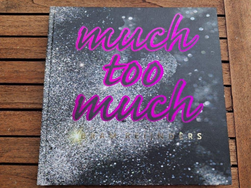 Kunst fotografie boek Bram Reijnders MuchToo Much, Boeken, Ophalen of Verzenden, Zo goed als nieuw, Grafische vormgeving