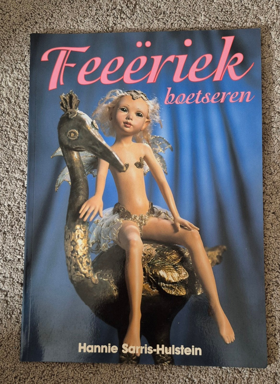 Feeëriek Boetseren - Hannie Sarris-Hulstein, Ophalen of Verzenden, Zo goed als nieuw, Hannie Sarris-Hulstein