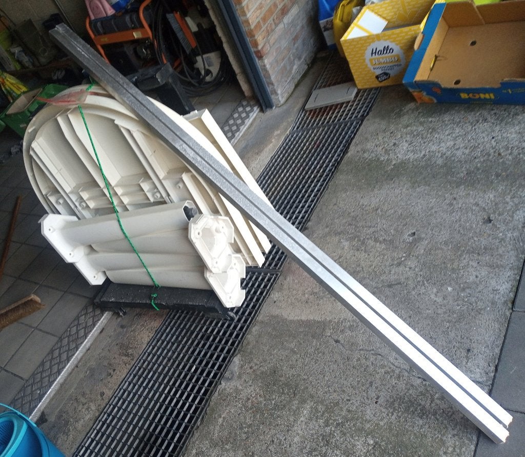 witte tuintafel uit pvc erg groot afhalen in Lanaken België, Ophalen