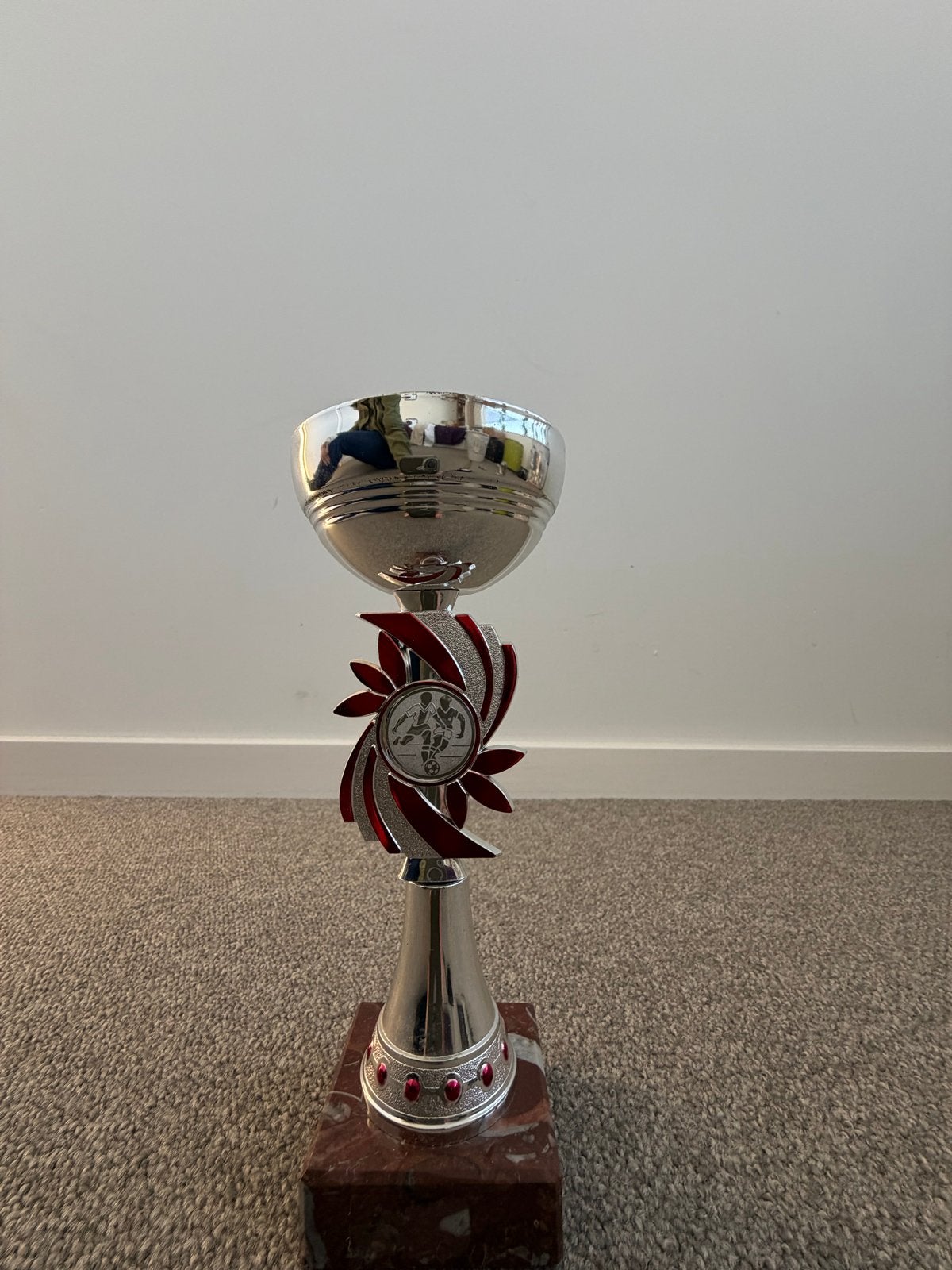 Zilveren Trofee met Rode Details en Marmeren Voet, Ophalen of Verzenden, Zo goed als nieuw