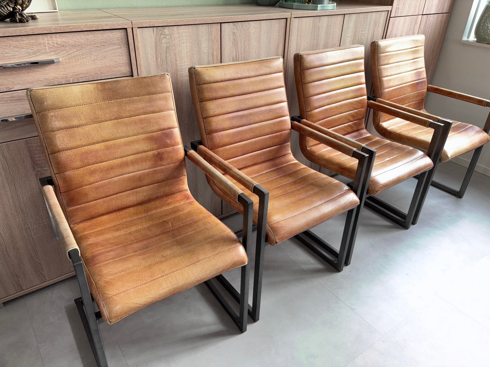 Set van 4 leren eetkamerstoelen metalen frame (4x €22,50), Ophalen, Gebruikt, Bruin, Leer