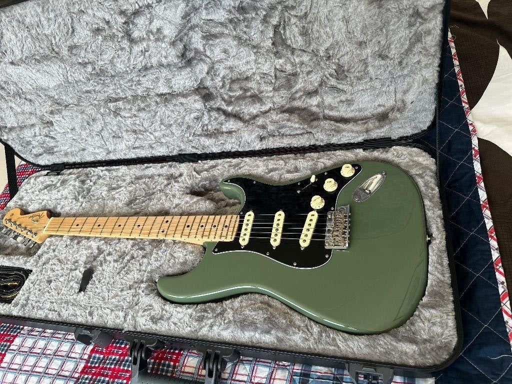 Fender American Pro Strat Antique Olive 2019 nwst met case, Ophalen, Zo goed als nieuw, Solid body, Fender