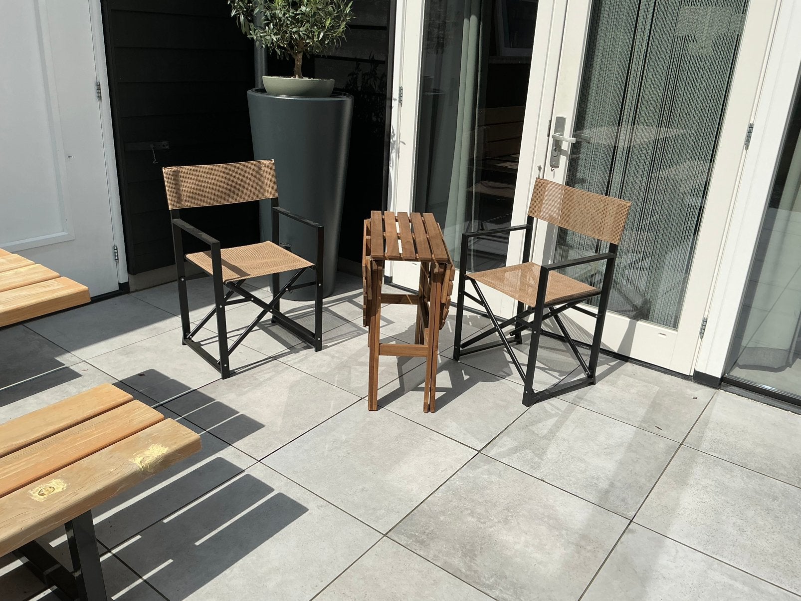 Tuin/balkontafel hardhout inklapbaar + twee tuinstoelen, Bijzettafel, Hardhout, Zo goed als nieuw, Tuinset