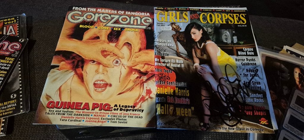 2 Danielle Harris magazines (Girls&Corpses SIGNED &Gorezone), Ophalen of Verzenden, Gebruikt, Film, Overige typen