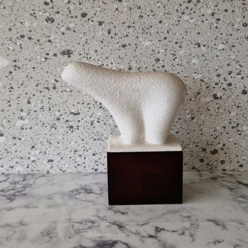 Gestileerd beeldje van een ijsbeer., Antiek en Kunst, Kunst | Beelden en Houtsnijwerken, Minder dan 20 cm, Kunststof, Ophalen of Verzenden