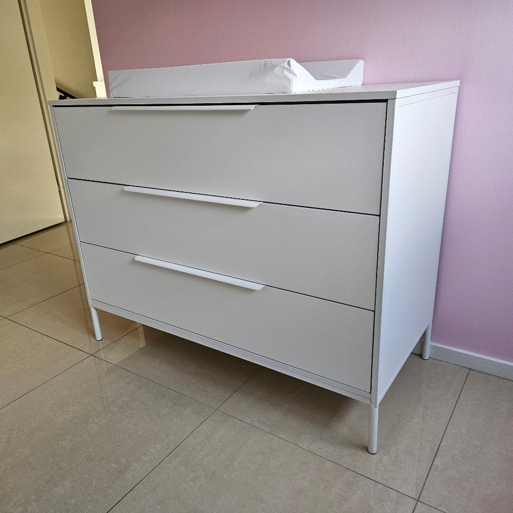 Babykamer set kinderbedje EN commode kleur wit, Ophalen, Gebruikt, 50 tot 70 cm, 105 cm of meer