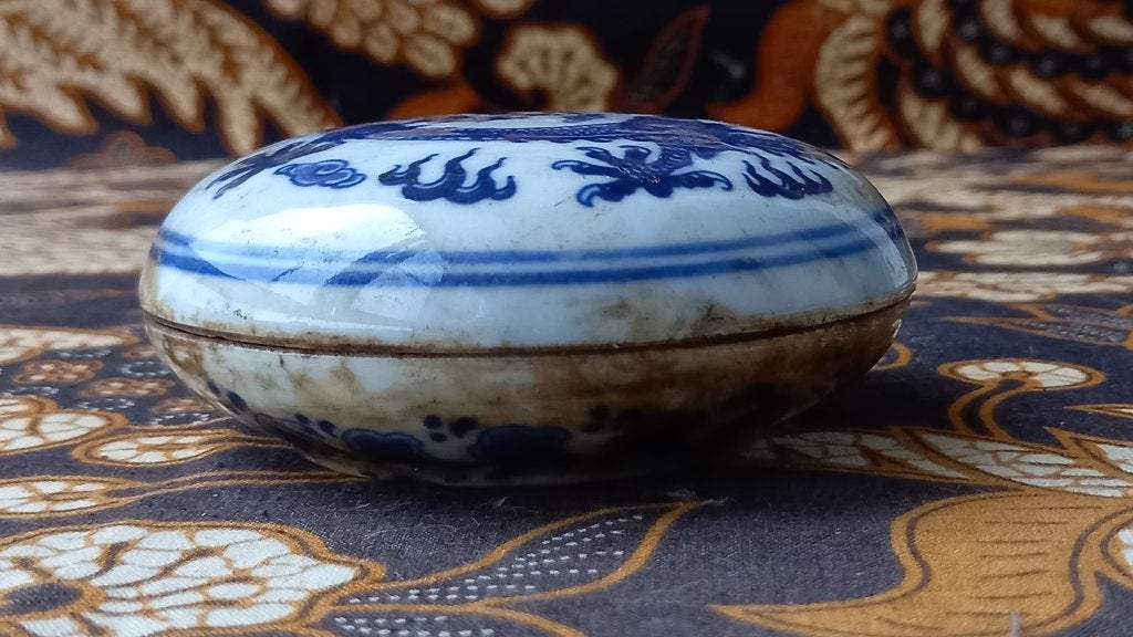 Mooi antiek Chinees doosje van porselein met een draak 9 cm., Antiek en Kunst, Ophalen of Verzenden