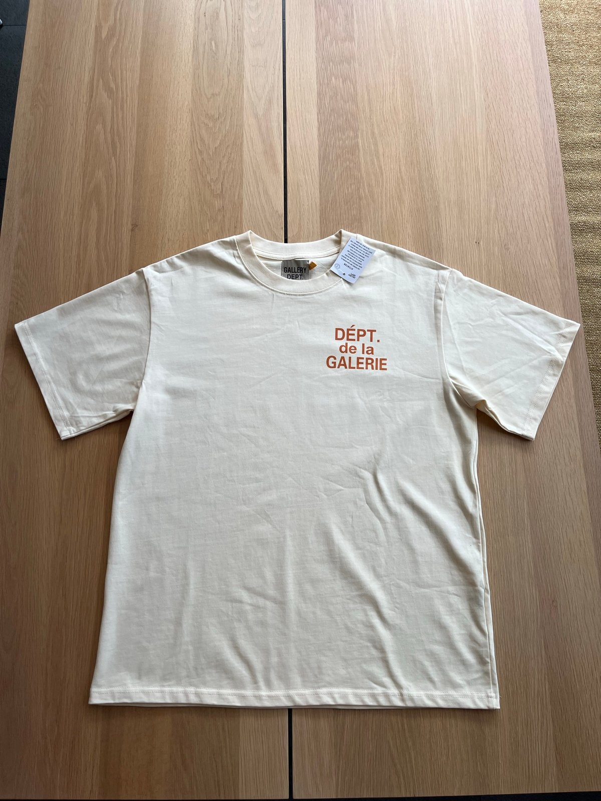 Gallery Dept. T-shirt - DÉPT. de la GALERIE, Ophalen of Verzenden, Nieuw, Maat 48/50 (M), Beige