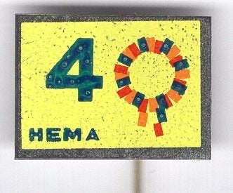 40 jaar HEMA blik warenhuis speldje ( W_394), Verzamelen, Ophalen of Verzenden, Zo goed als nieuw, Merk, Speldje of Pin