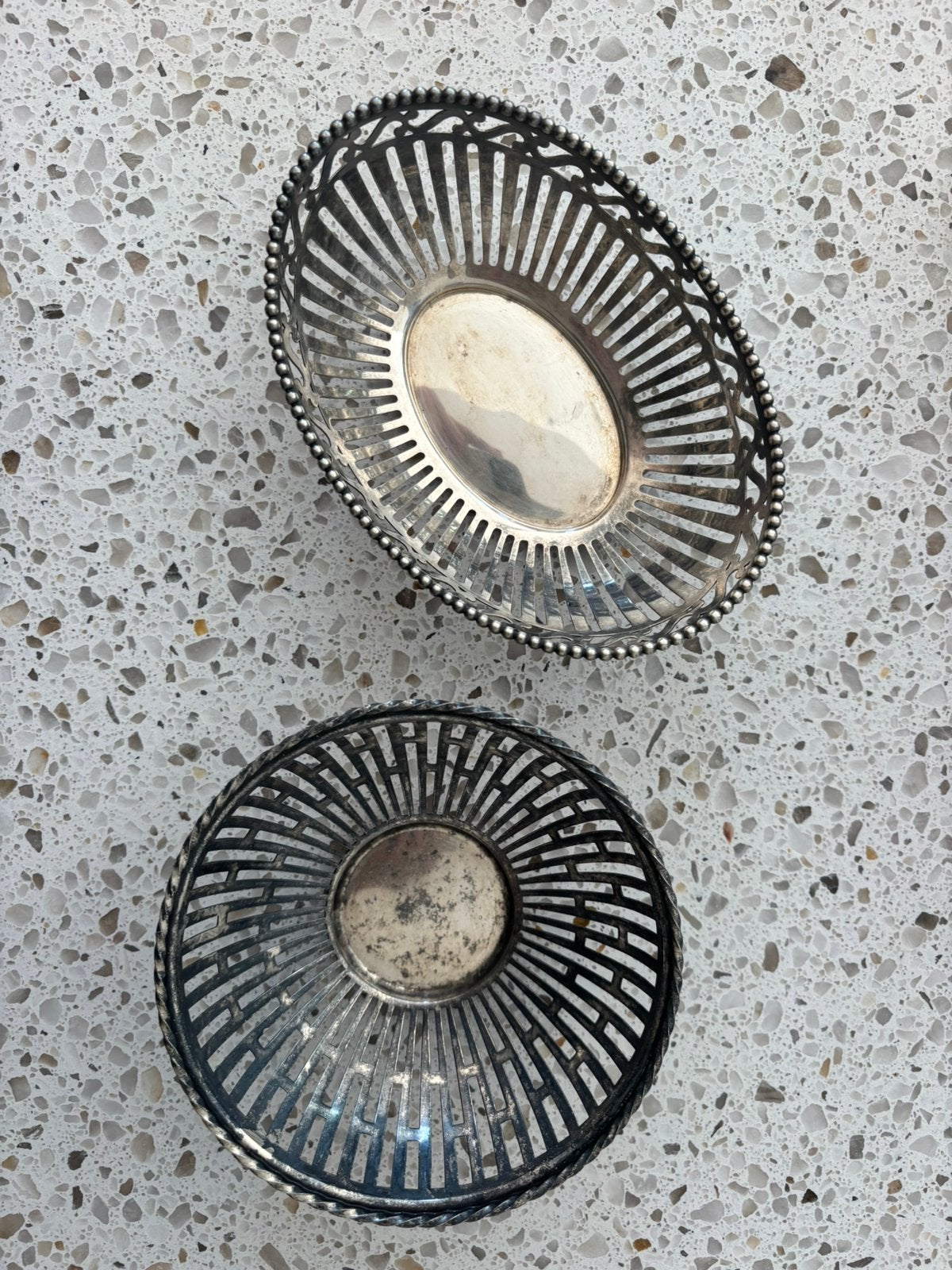 2 zierlijke bonbonieres verzilvert schaaltjes, Ophalen of Verzenden, Zilver
