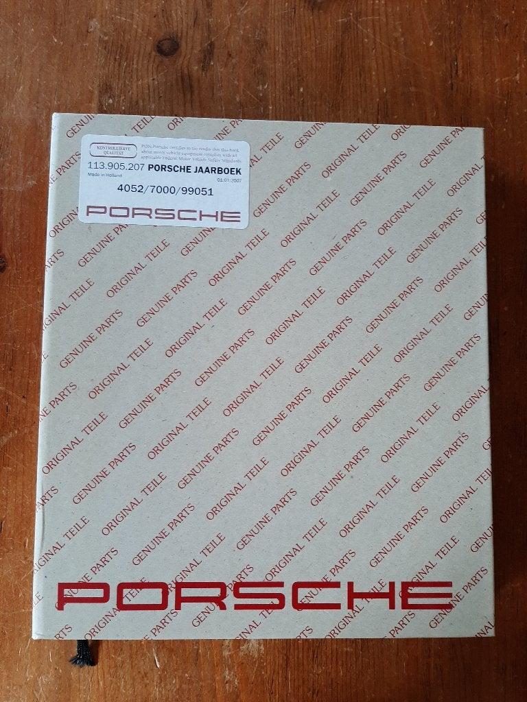 Porsche jaarboek 2007 met oliedoekje, Porsche AG, Nieuw, Ophalen of Verzenden, Porsche