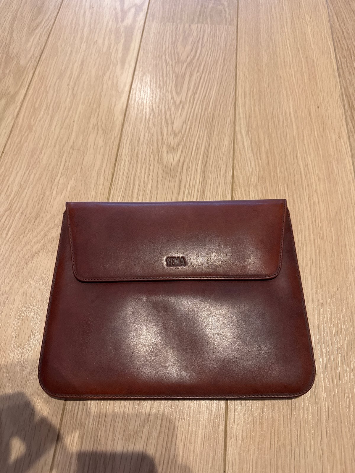 Luxe Leren Tablet Hoes met Magnetische Sluiting(Sena), Ophalen of Verzenden, Zo goed als nieuw, 10 inch, Bescherming voor- en achterkant