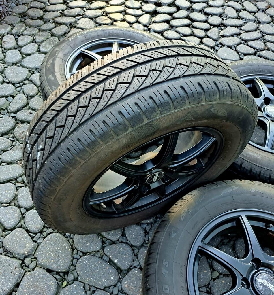 Winterbanden Nissan Qashqai inclusief thuisbrenger band, Auto-onderdelen, Banden en Velgen, Ophalen, 16 inch, Banden en Velgen