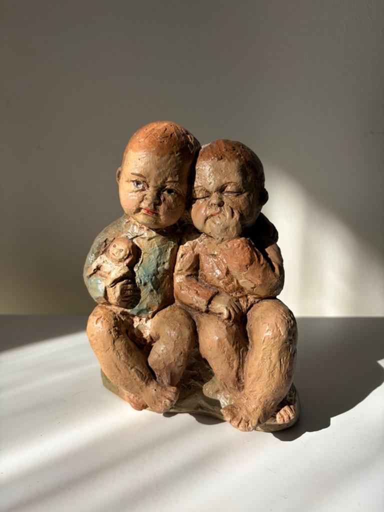 Geert Kunen, kinderen met pop, keramisch beeldje 1977, Verzamelen, Ophalen of Verzenden, Gebruikt, Mens