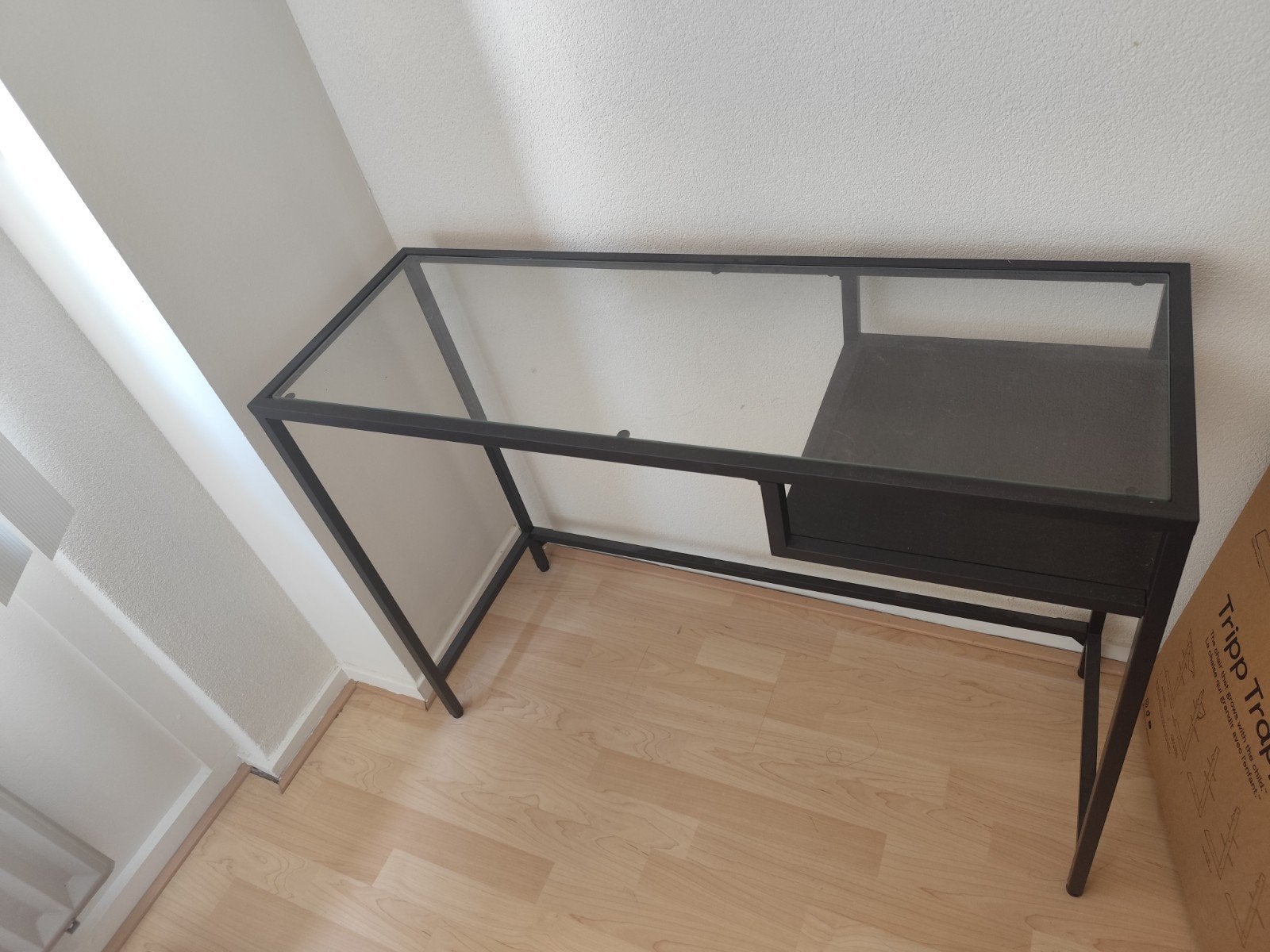Stijlvolle console tafel met glazen blad, Ophalen, 100 tot 150 cm, Modern, Industrieel, Minder dan 50 cm