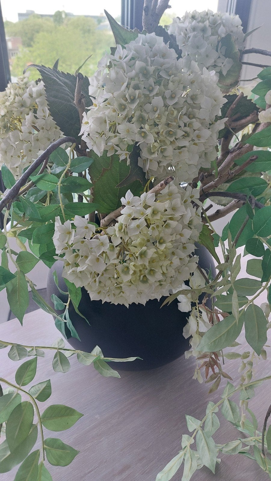 Kunstbloemen met pot - Witte hortensia en groene takken, Ophalen of Verzenden