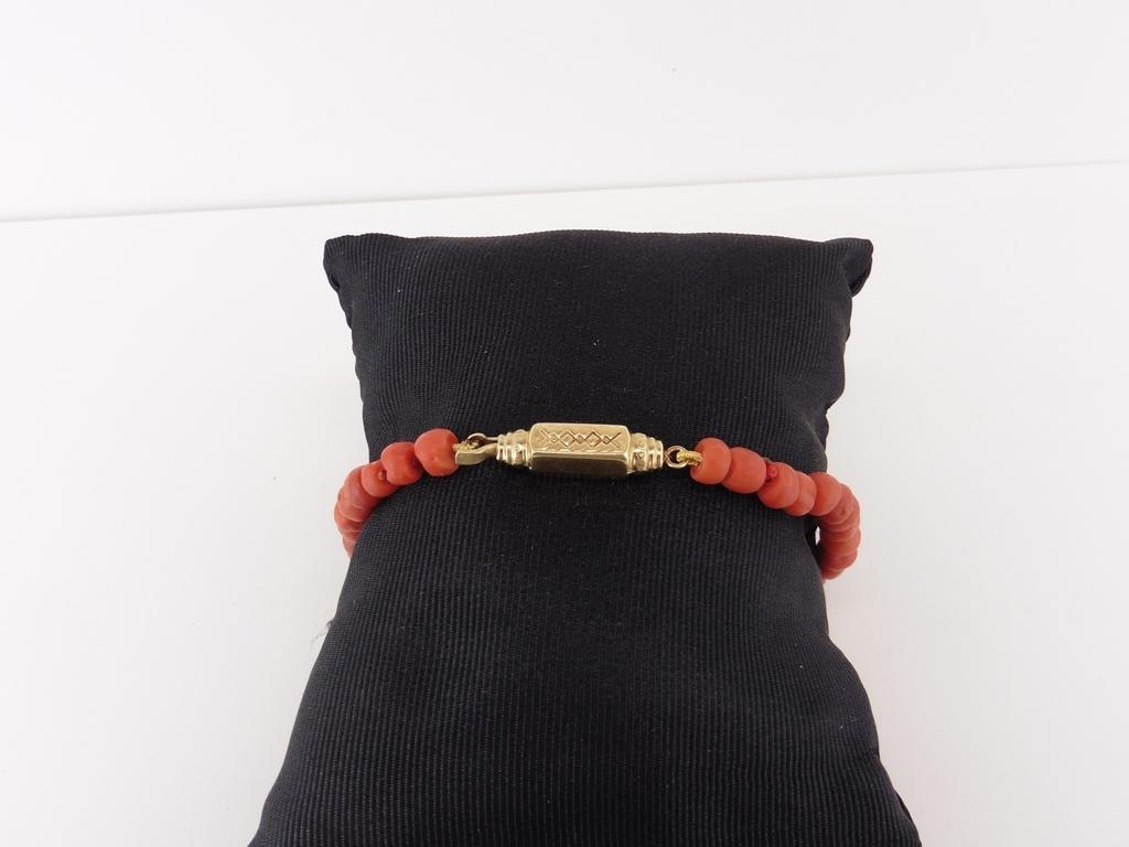 Bloedkoralen armband met gouden slot                     D20