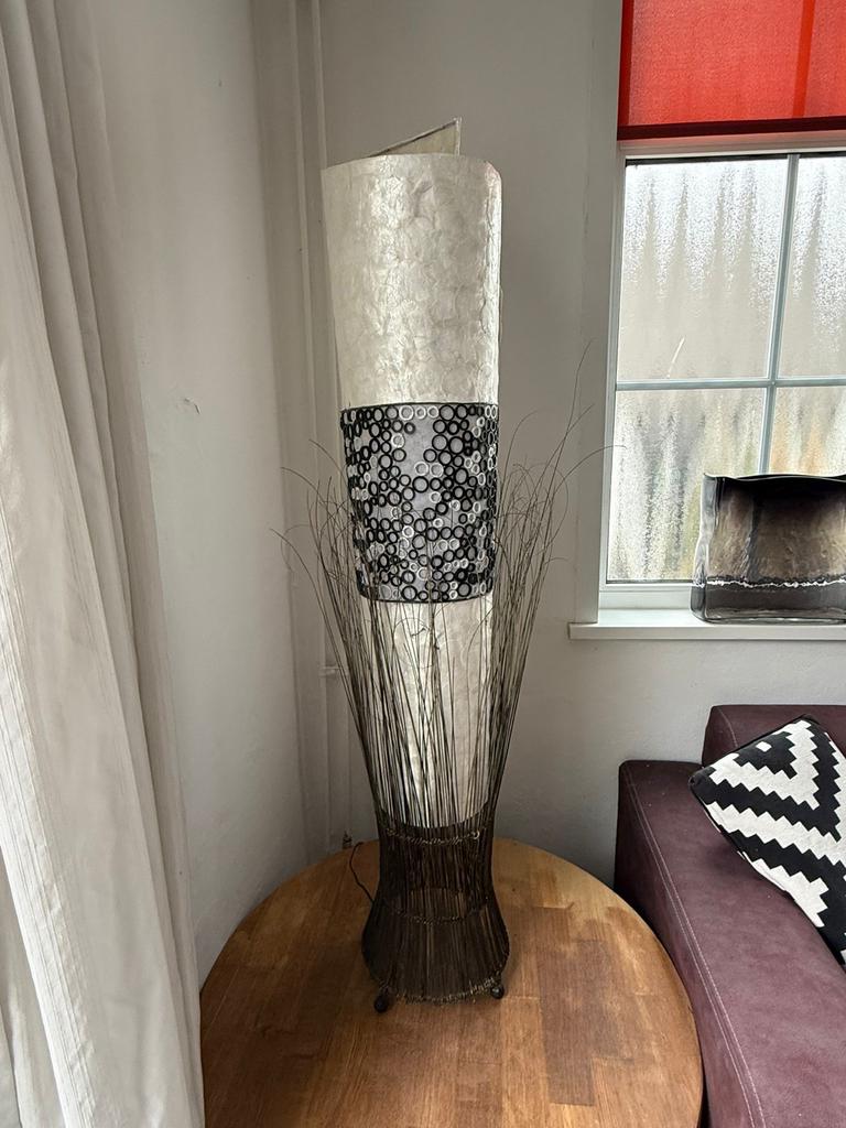 Staande lamp met capiz schelpen en bamboe. Trechtervormig, Ophalen, Gebruikt, Overige materialen, 100 tot 150 cm
