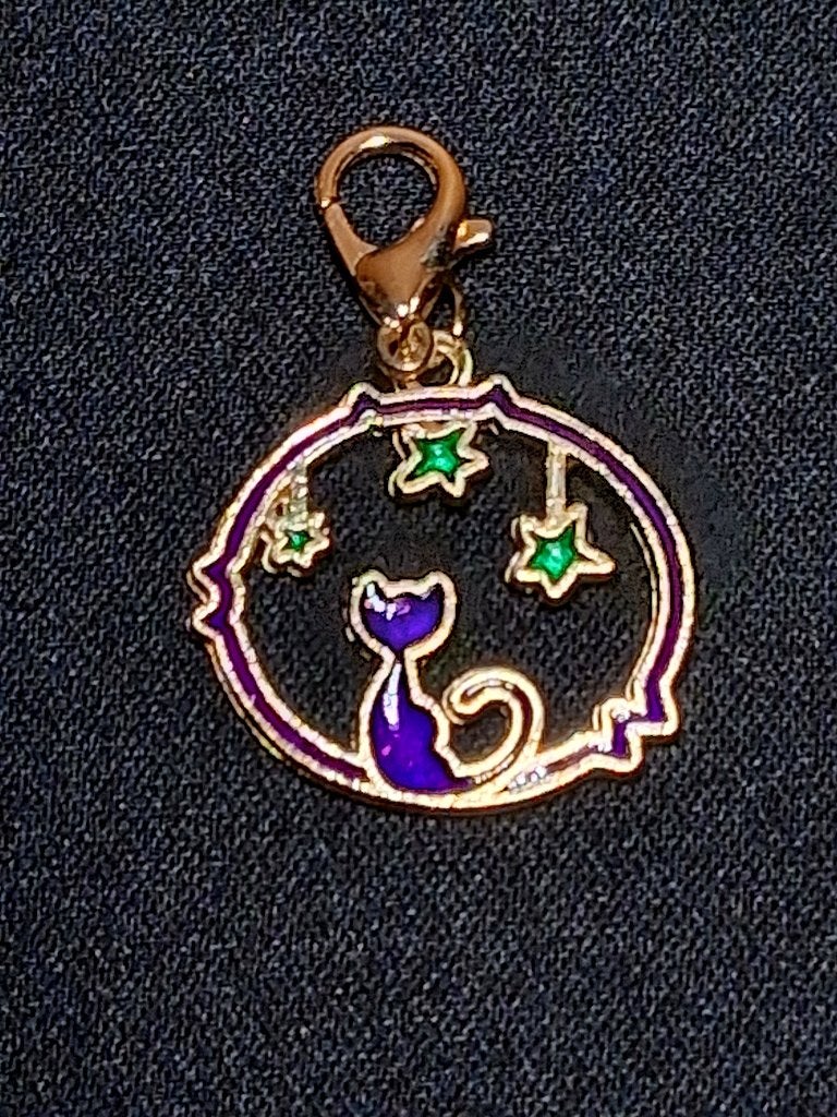 goudkleurig hangertje/bedel met paars katje, Sieraden, Tassen en Uiterlijk, Bedels, Ophalen of Verzenden, Nieuw, Overige materialen