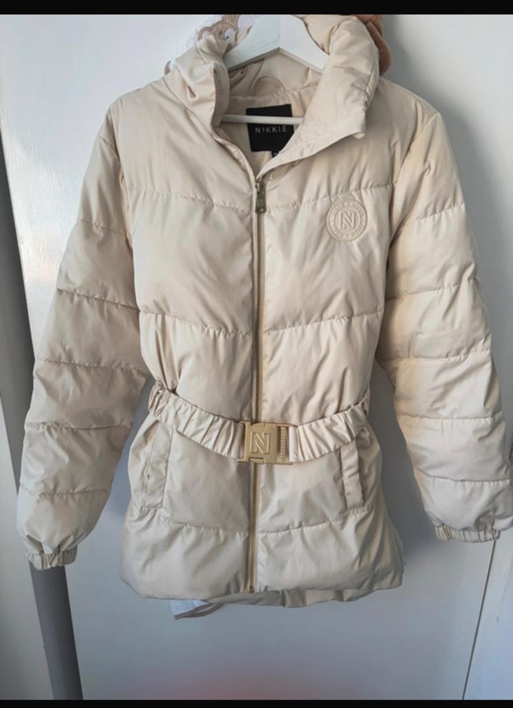 Nikkie gewatteerde jas met riem - Zo goed als nieuw, Kleding | Dames, Jassen | Winter, Ophalen of Verzenden, Zo goed als nieuw