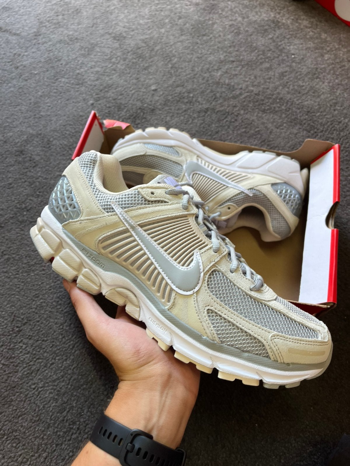 Nike Zoom Vomero 5 Beige Grijs - Maat 45, Overige kleuren, Nieuw, M, Ophalen of Verzenden