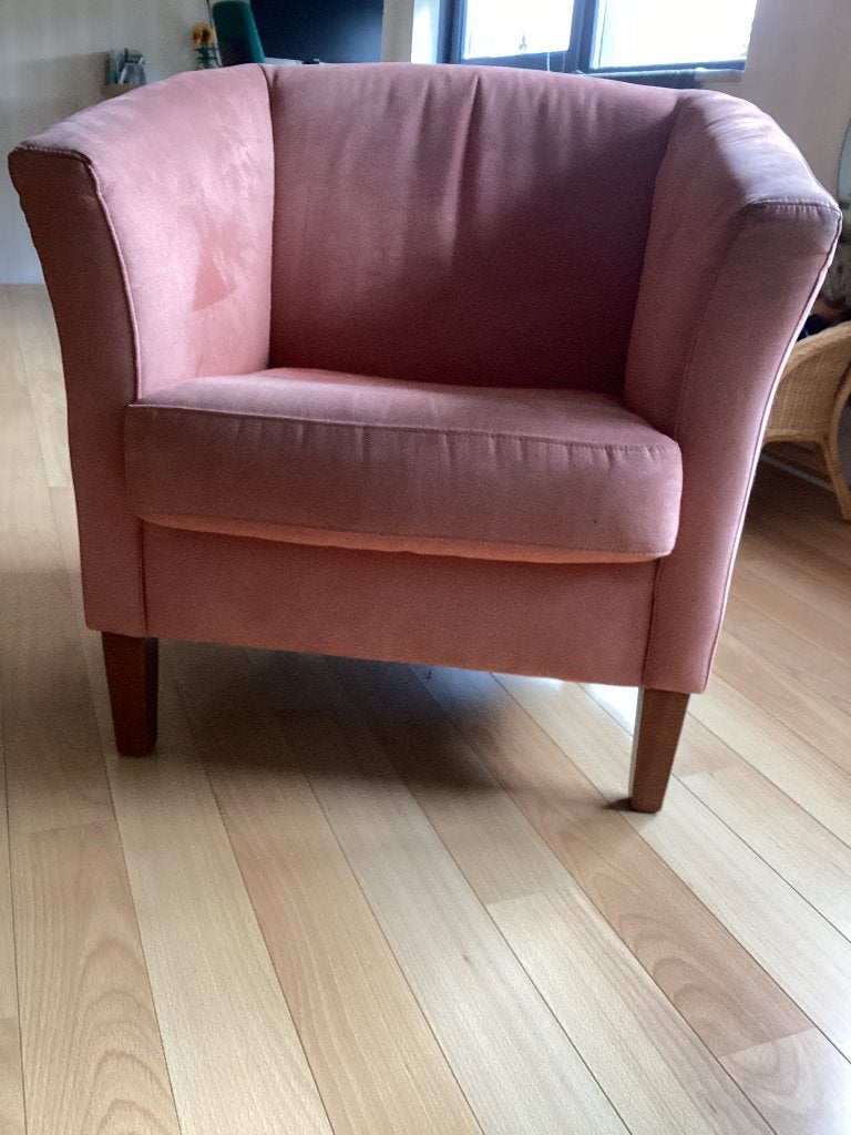 Fauteuil, Huis en Inrichting, Ophalen, Gebruikt, Suede met houten pootjes, 50 tot 75 cm