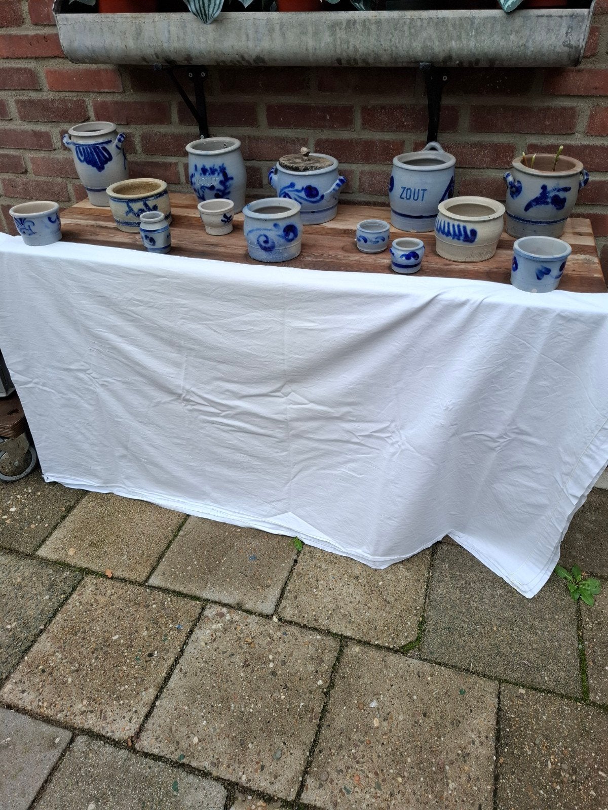 Antieke zoutpot en diverse aardewerk potjes, Ophalen