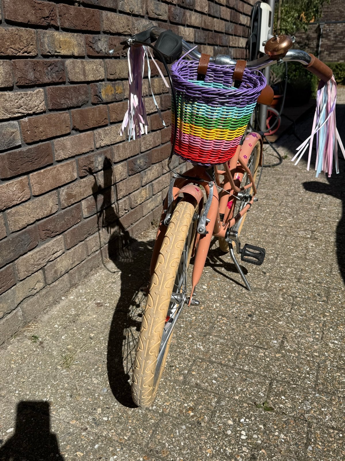 Veloretti zalm roze fiets 20 inch - mandje en bloemen, Fietsen en Brommers, Fietsen | Kinderfietsjes, Ophalen, Gebruikt, 20 inch of meer