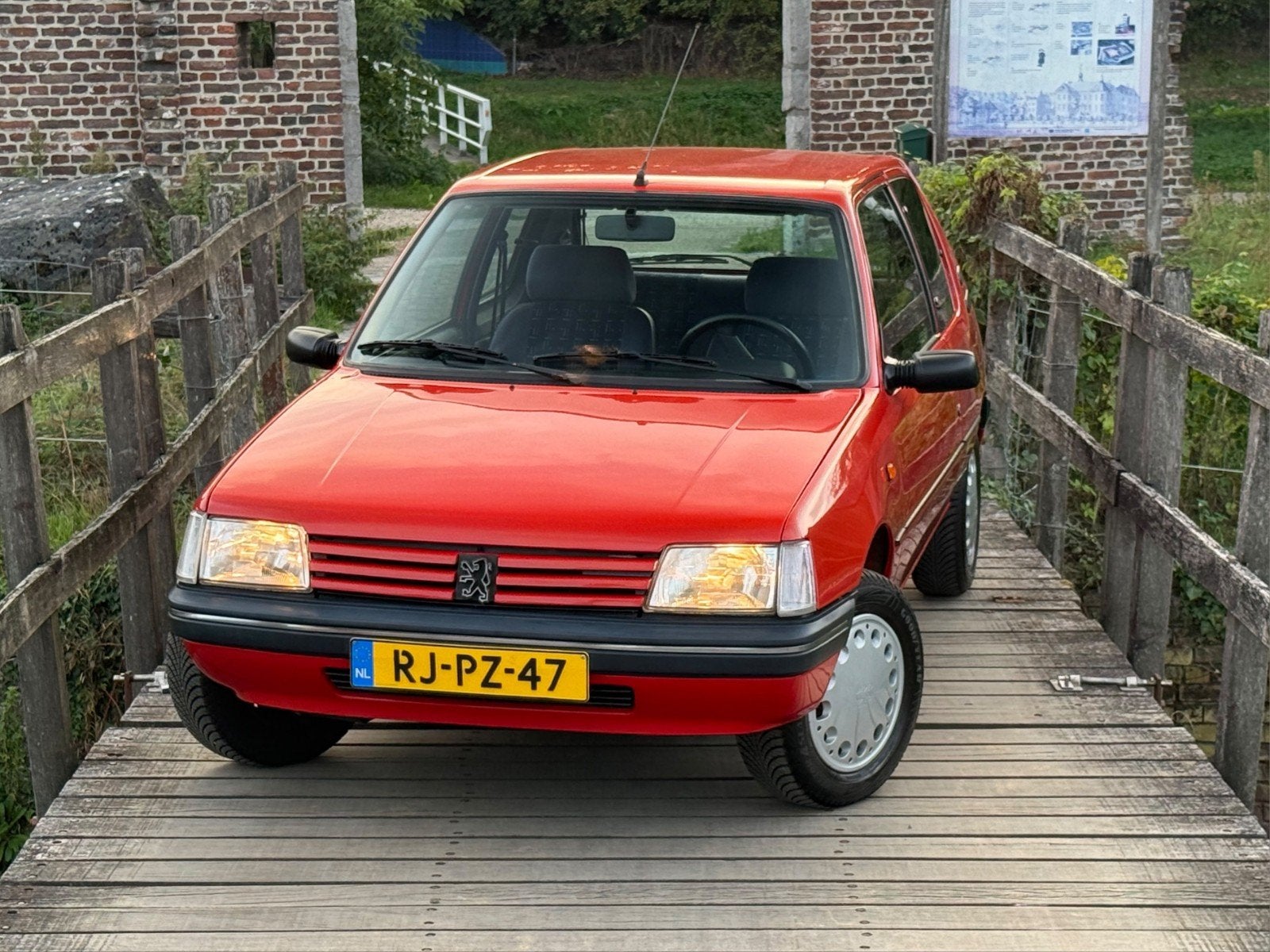 Peugeot 205 1.4 Generation | Rouge Vallelunga | Zeer mooi!, Voorwielaandrijving, 4 cilinders, Origineel Nederlands, Handgeschakeld