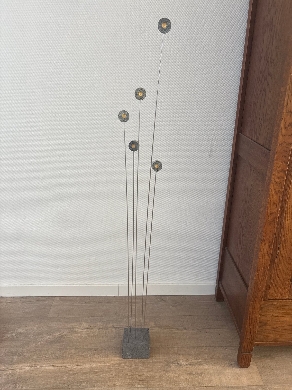 Abstracte sculptuur: steen op ijzeren pinnen, Ophalen, 50 - 100 cm, Handgemaakt, Steen of Keramiek