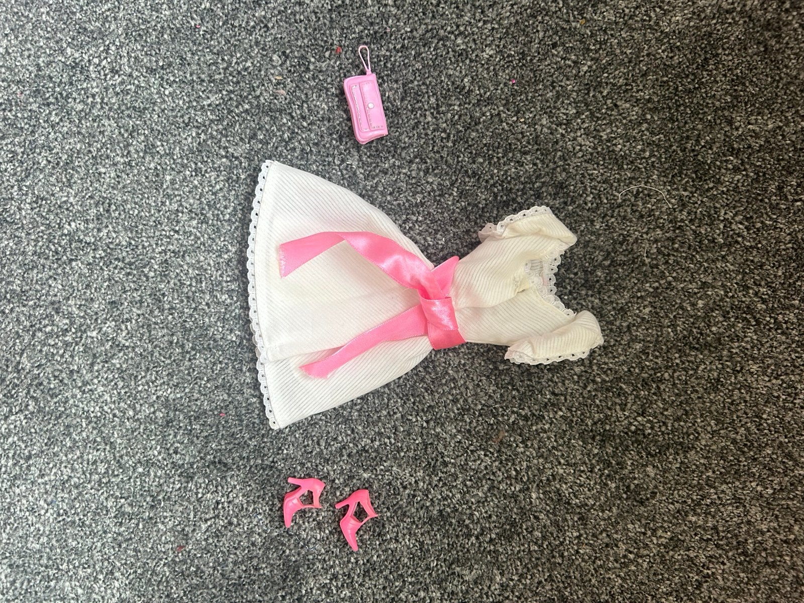 Vintage jurk, schoenen en tas voor Barbie te koop, Kinderen en Baby's, Ophalen of Verzenden, Zo goed als nieuw