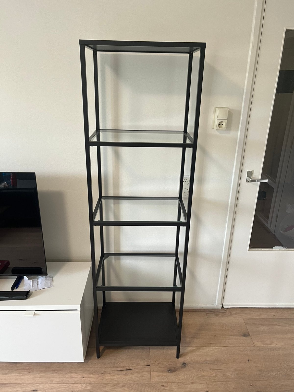 IKEA VITTSJÖ Stellingkast – Zwartbruin & Glas – gedemonteerd, Huis en Inrichting, Kasten | Stellingkasten, Ophalen, Zo goed als nieuw