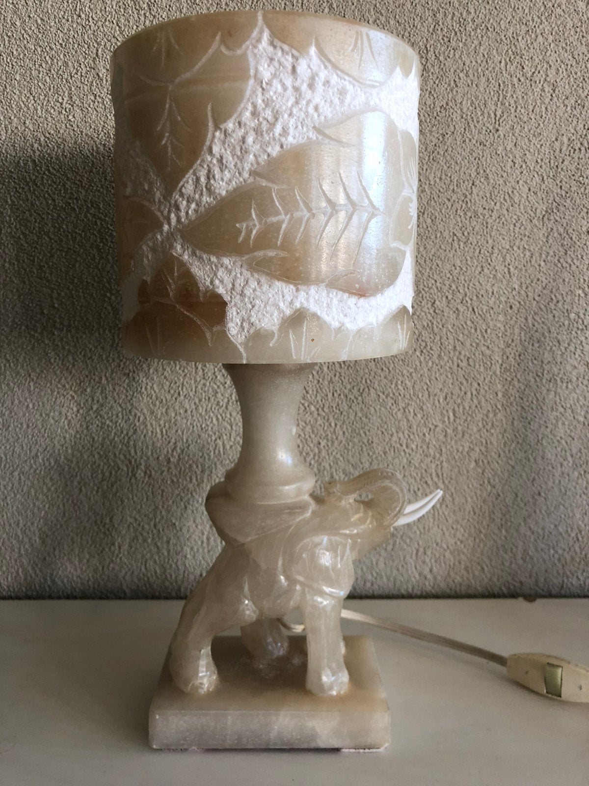 Vintage olifantenlamp van albast, Beige, Overige merken, Vintage, Met schakelaar