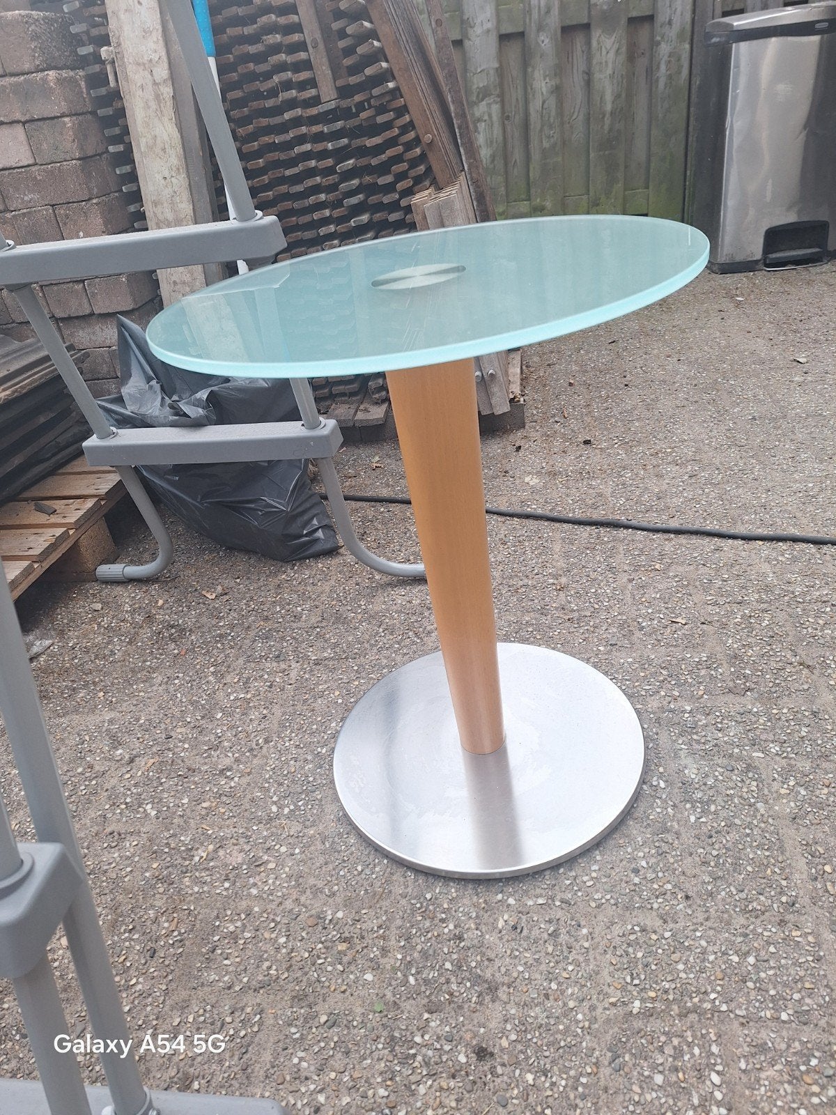 Glazen bijzettafel met houten poot en metalen voet, Huis en Inrichting, Ophalen, Minder dan 55 cm, Gebruikt, Rond