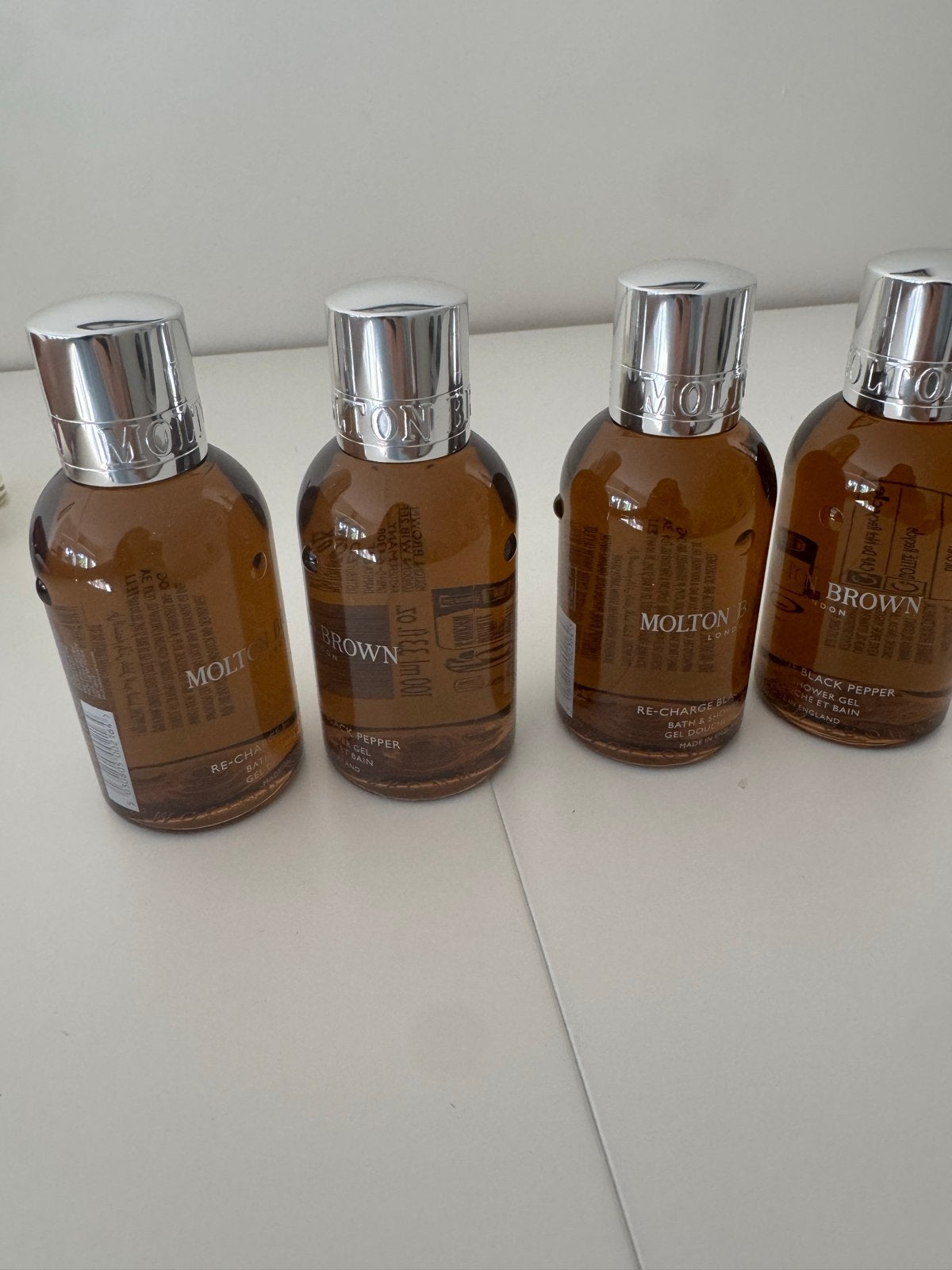 Molton Brown Re-charge Black Pepper Douchegel 100ml, Sieraden, Tassen en Uiterlijk, Uiterlijk | Lichaamsverzorging, Ophalen of Verzenden