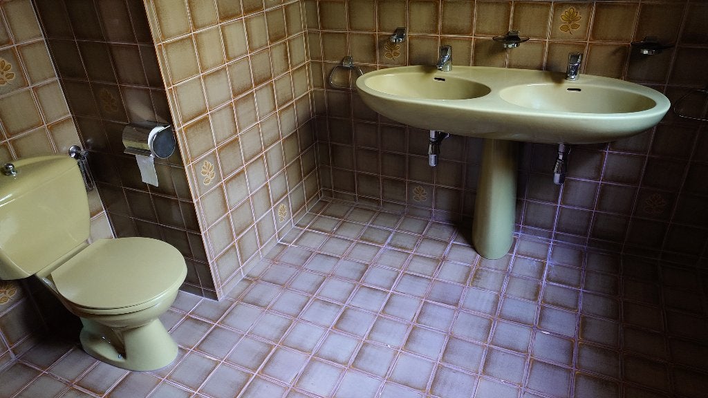 Wastafels, toilet en planchet, Ophalen, Gebruikt, Steen, Wastafel