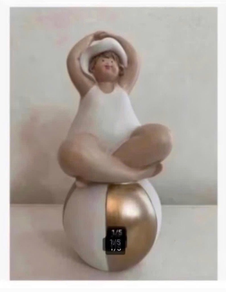 Prachtig beeld dikke dame op bal, polyresin, 20 cm, Ophalen of Verzenden