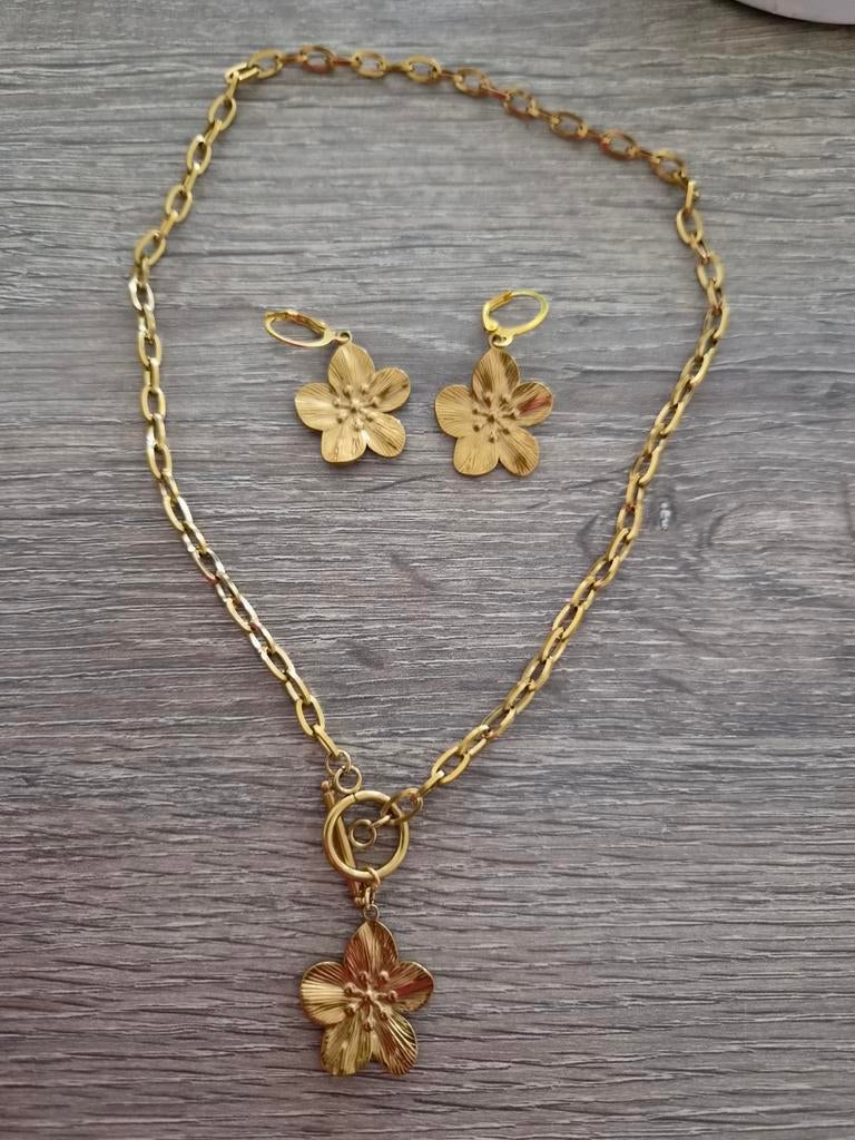 Roestvrijstalen sieradenset: oorbellen en ketting bloem, Verzenden, Nieuw, Goud, Overige materialen