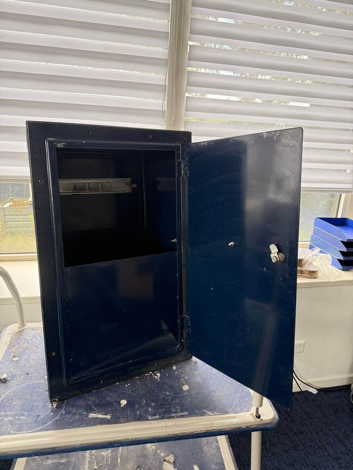 Grote blauwe metalen brievenbus inbouw, Tuin en Terras, Brievenbussen, Ophalen, Gebruikt, Wandbrievenbus, Inbouw