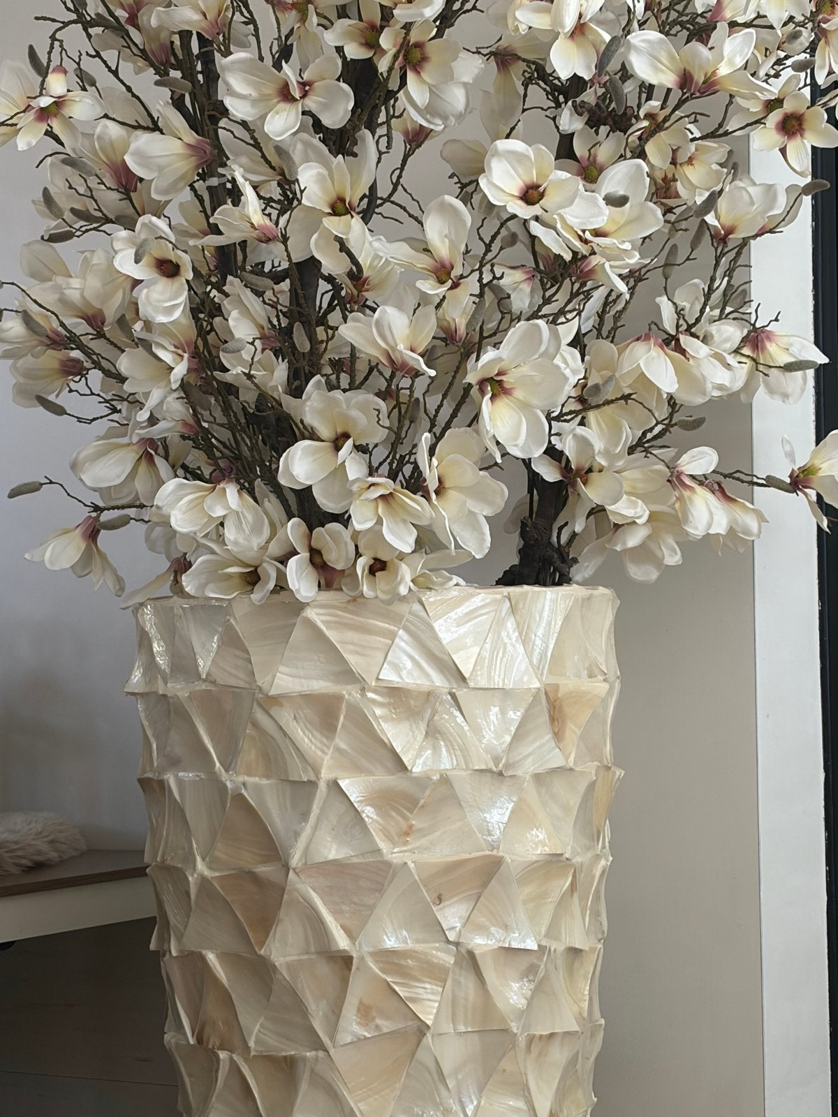 Grote vaas met parelmoer effect en kunstbloemen, Huis en Inrichting, Woonaccessoires | Vazen, Zo goed als nieuw, Beige, Overige materialen
