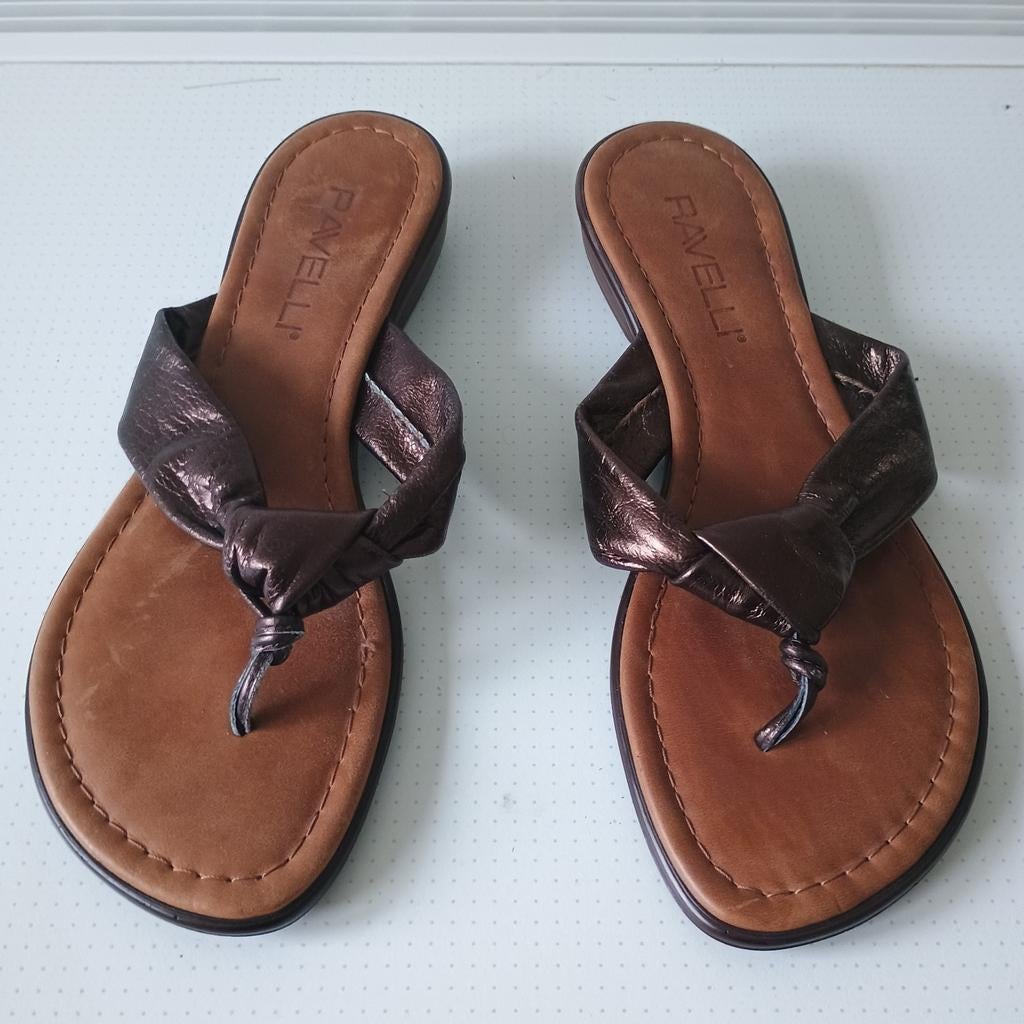 Nieuwe leren teenslippers van Ravelu maat 39, Ophalen of Verzenden, Nieuw